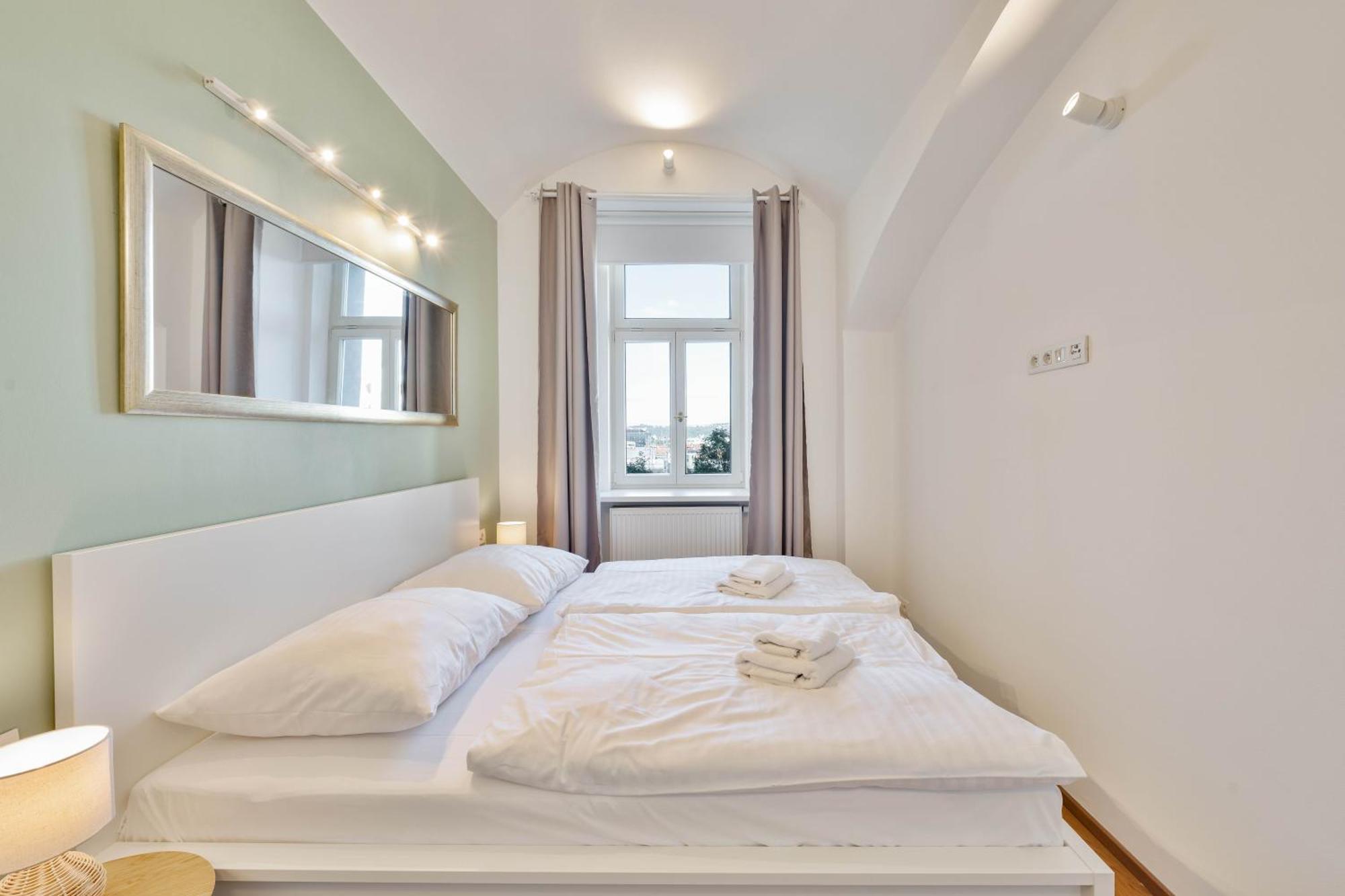 Elegant With Terrace & Bike Path Praga